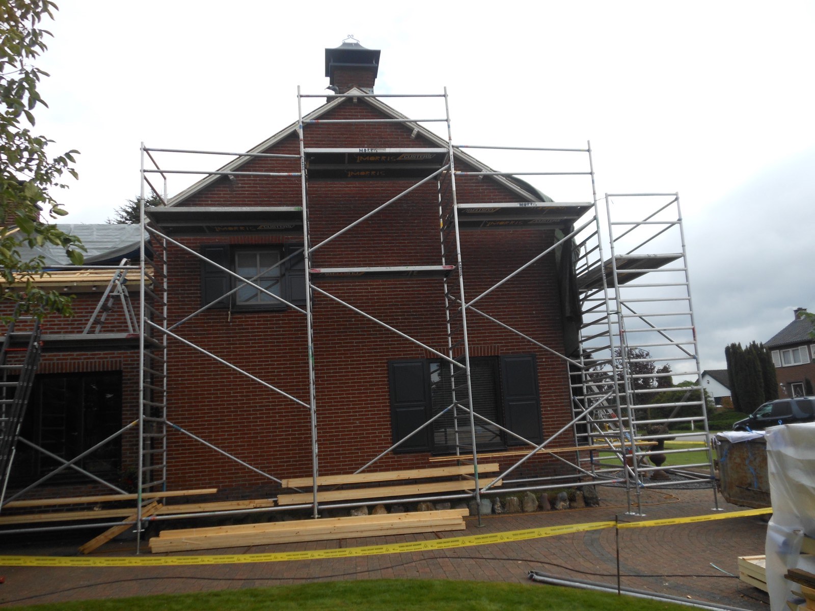 Woning rondom in de steigers