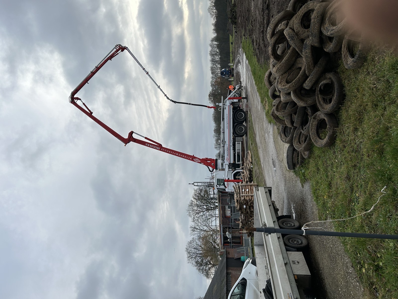 Betonpomp aangevoerd