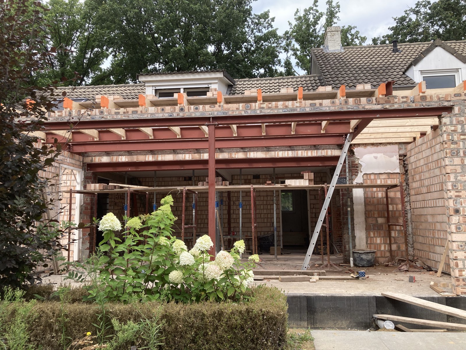 Stalen liggers boven de gevelopeningen