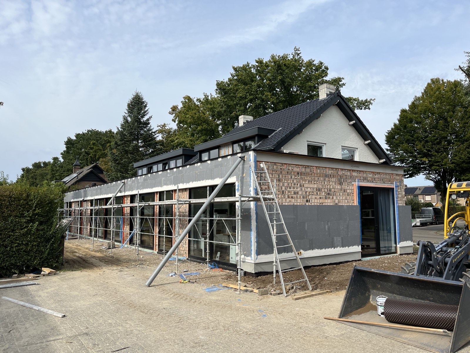 Straatzijde: nieuwe kozijnen geplaatst